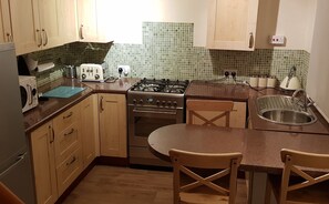 House | Private kitchen | Fridge, microwave, oven, stovetop - Greater Manchester Immaculate Cozy Home (Oldham)