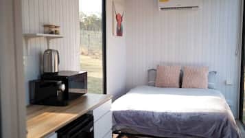 1 bedroom, bed sheets