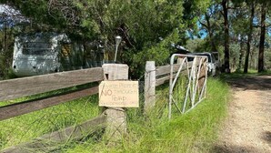 Propiedad privada con acceso restringido por portón, señal que indica que solo es para residentes y sin tránsito.