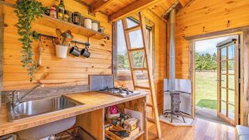 Kjøleskap, kokeplater og kjøkkenutstyr