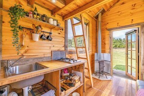 Fridge, stovetop, cookware/dishes/utensils - Deep Creek Sunset by Tiny Away (Monegeetta)