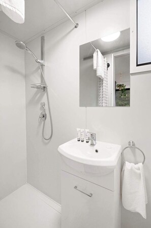 Shower, hair dryer, towels - Yellow Rock Views by Tiny Away (Broke)