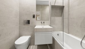Appartement | Salle de bain | Ensemble baignoire-douche, serviettes fournies