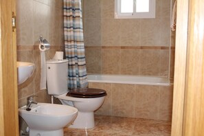 Ensemble douche/baignoire, serviettes fournies