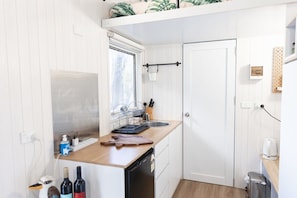 Fridge, microwave, stovetop, coffee/tea maker - Quiet Lake House In Winery by Tiny Away (Flowerdale)