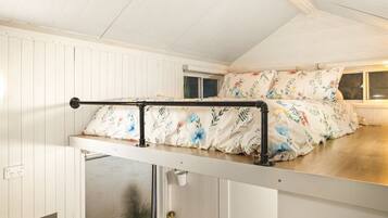 1 bedroom, bed sheets