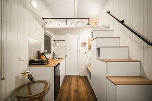 Kühlschrank, Mikrowelle, Herdplatte, Wasserkocher mit Kaffee-/Teezubehör