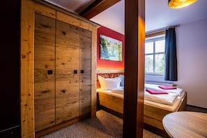 1 bedroom, blackout curtains, free WiFi, bed sheets