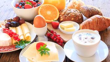 TĂ€gliches inbegriffenes FrĂŒhstĂŒcksbuffet