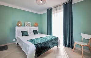 7 bedrooms, travel crib, free WiFi, bed sheets