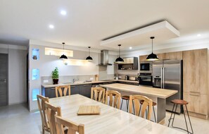 Réfrigérateur, four à micro-ondes, un four, surface de cuisson