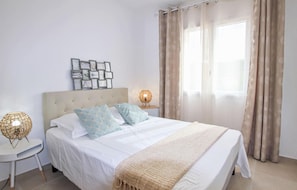 7 bedrooms, travel cot, free WiFi, bed sheets - Lovely home in Saint-Thomé (Saint-Thomé)
