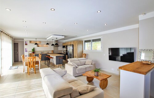 Lovely home in Saint-Thomé