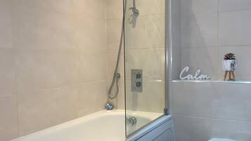 Apartment | Bathroom | Towels, soap, shampoo, toilet paper