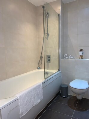 Apartment | Bathroom | Towels, soap, shampoo, toilet paper