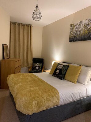 2 habitaciones, tabla de planchar con plancha y cuna de viaje 