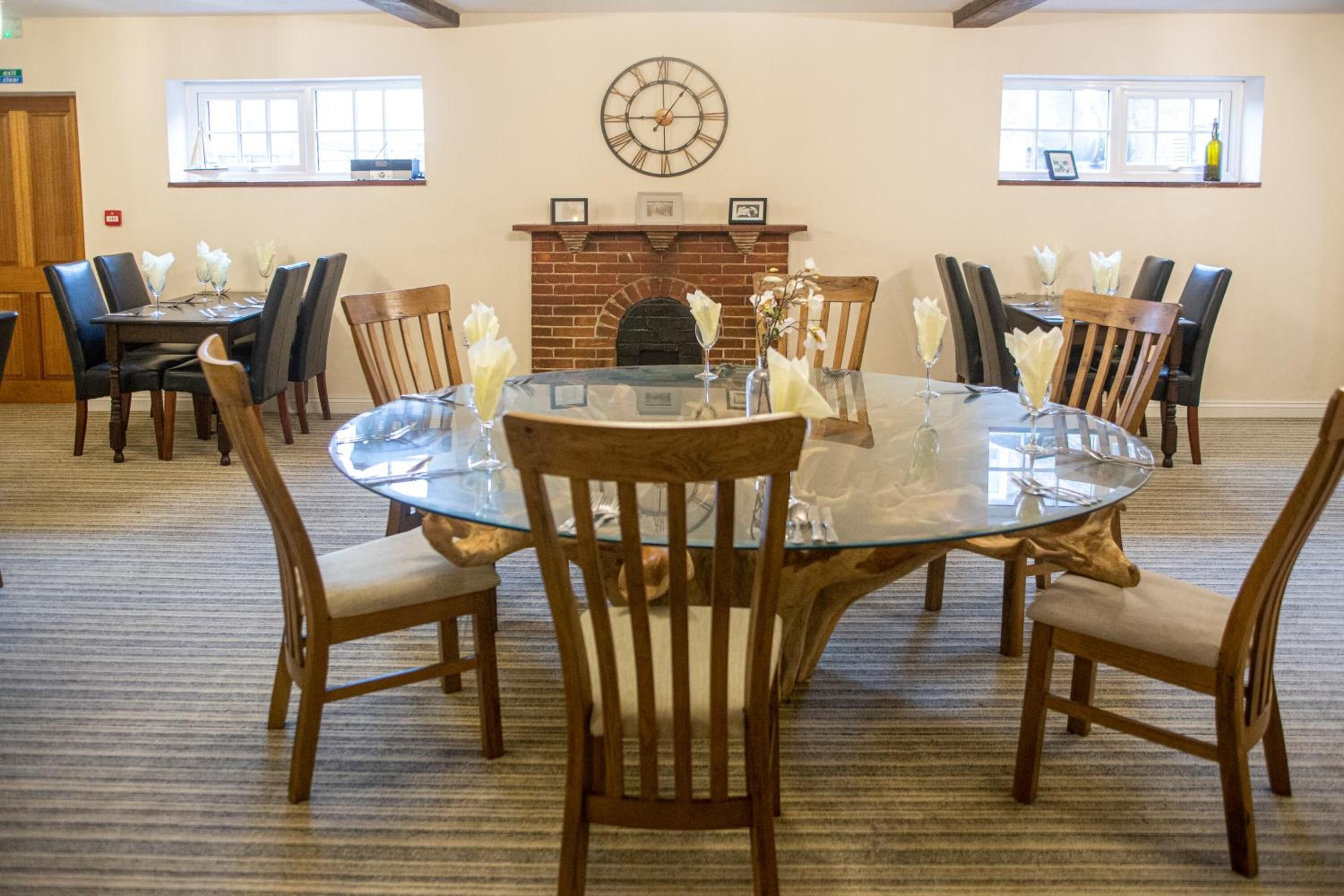 아침 식사 및 저녁 식사 제공