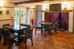 Breakfast and dinner served - Sutton Staithe Hotel (Norwich)