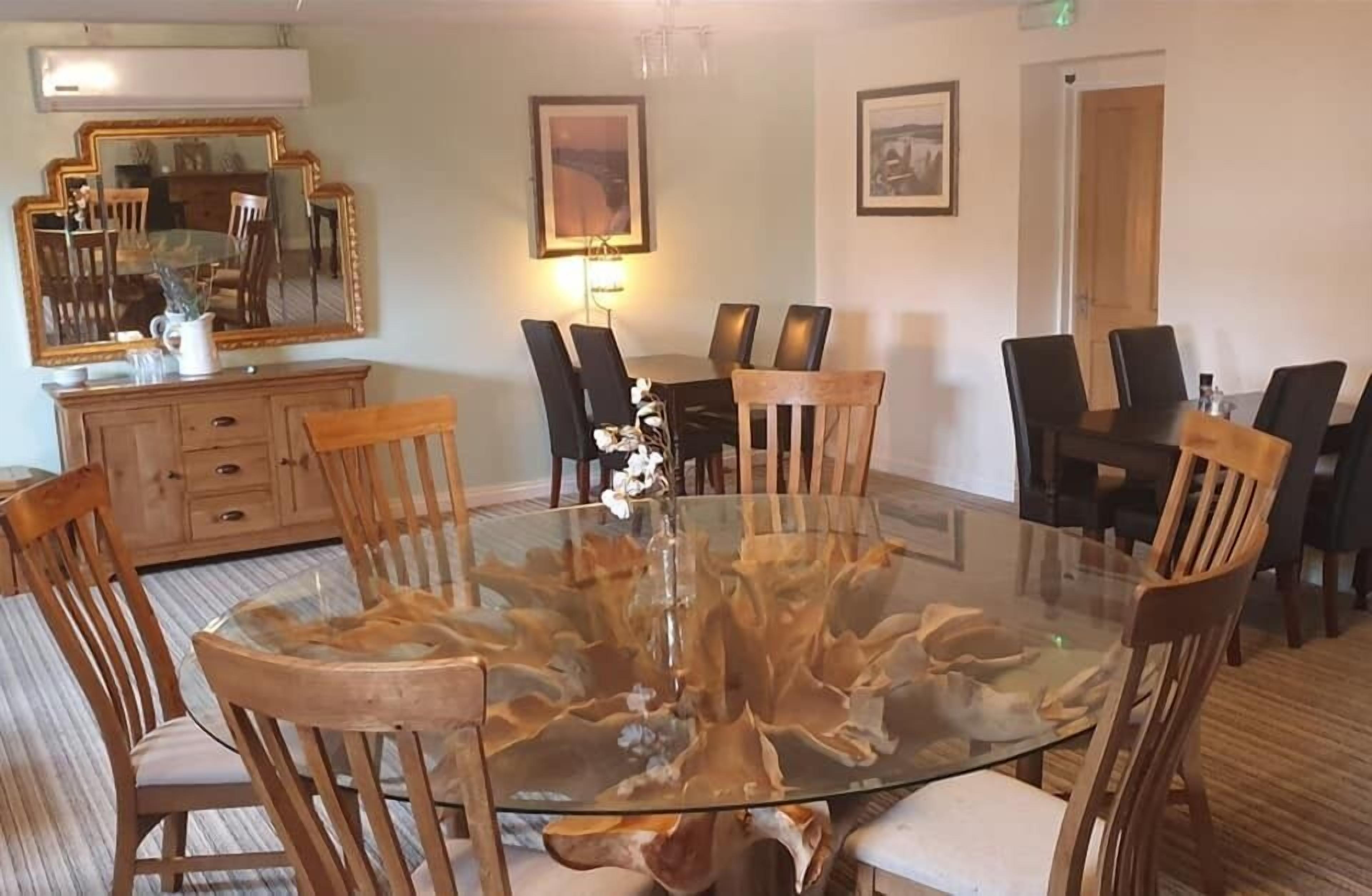 Daily cooked-to-order breakfast (GBP 8.95 per person)