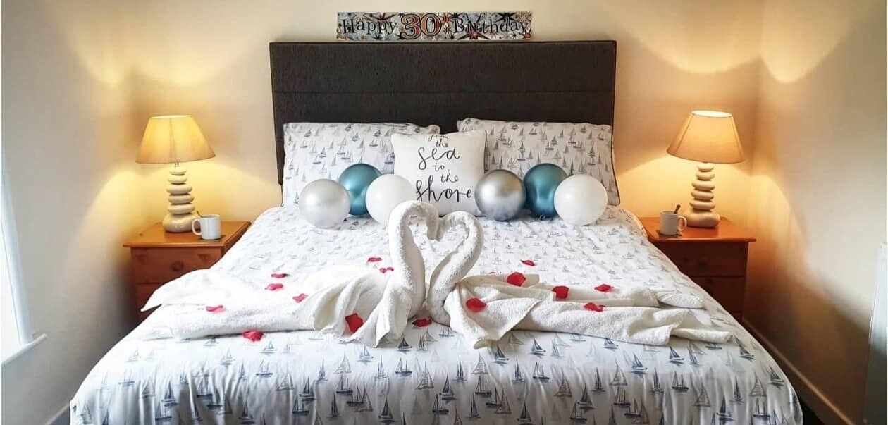  패밀리 트리플룸 | 각각 다른 스타일의 인테리어, 각각 다르게 가구 비치, 책상, 노트북 작업 공간