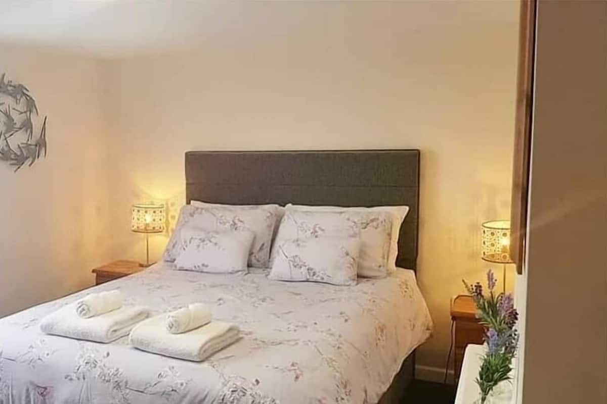 Single Room, 1 Single Bed, Garden View | Individually decorated, individually furnished, desk, laptop workspace