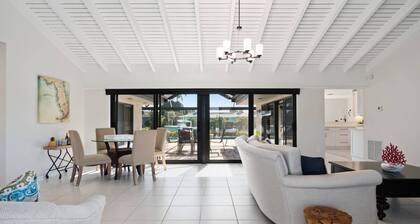 Waterfront Home w/All Day Sun! Direct Gulf Access, Updated with Pool, Beach Gear & Free WiFi