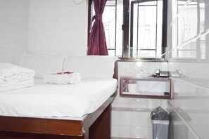 Minibar, desk, soundproofing, free WiFi - Strawberry Guest House (Kowloon)