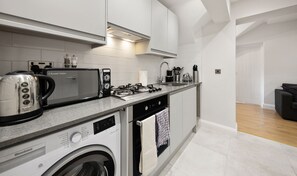 Appartement | Cuisine privée | Réfrigérateur, micro-ondes, batterie de cuisine, vaisselle et ustensiles