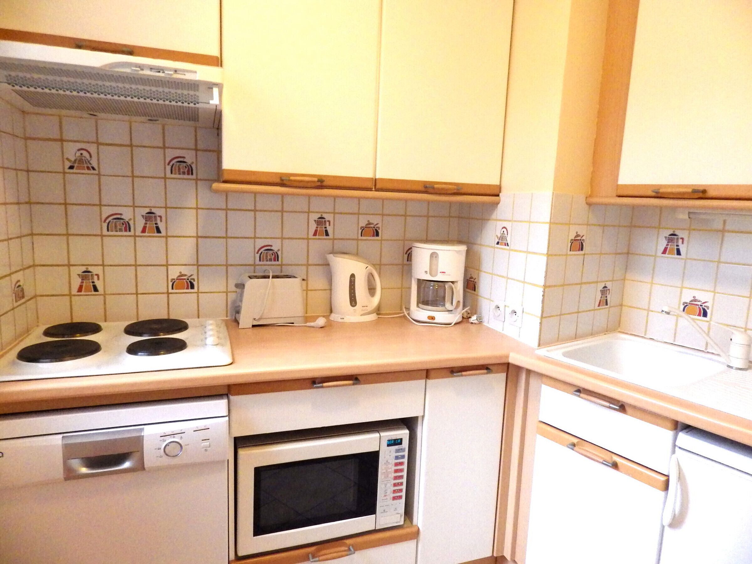 Een koelkast, een microgolfoven, een vaatwasser