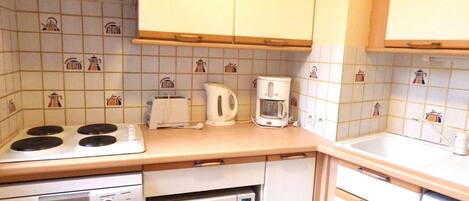 Een koelkast, een microgolfoven, een vaatwasser