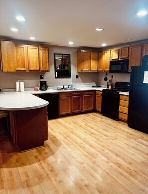 ثلاجة، ميكروويف، فرن، موقد طهي مسطح