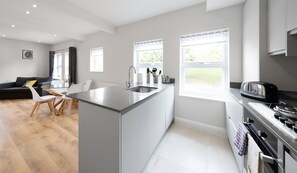 Apartment | Private kitchen - 2 Bedroom Apartment near Town Center (Reading)