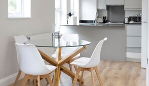 Apartment | Essbereich im Zimmer