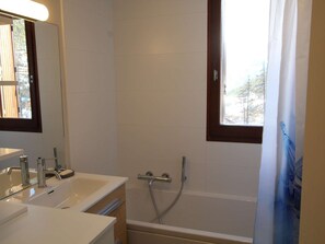 Bathroom - Charming 2-Room Mountain Condo for 6, Renovated, Balcony, Parking - Montgenèvre (Montgenèvre)