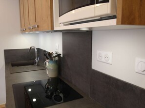 Een koelkast, een microgolfoven, een oven, een kookplaat