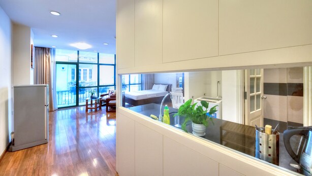 Studio Deluks | Dapur pribadi | Lemari es, microwave, kompor, dan ketel listrik