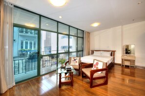 Deluxe Studio | Living area | 35-inch LCD TV with cable channels, TV