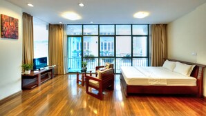 Studio Deluks | Meja kerja, Wi-Fi gratis, dan seprai linen