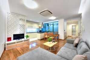 Căn hộ dành cho gia đình | Phòng khách | TV LCD 35-inch có truy ền hình cáp, TV 