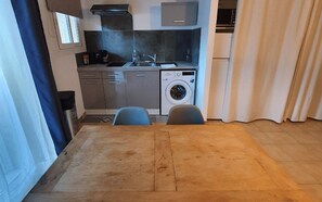KĂŒhlschrank, Wasserkocher mit Kaffee-/Teezubehör, Toaster