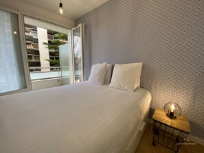 1 間睡房、書桌、熨斗/熨衫板、可攜式嬰兒床