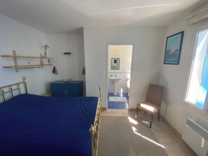 3 chambres, fer et planche Ă repasser, lit parapluie, draps fournis