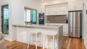 Jääkaappi, mikroaaltouuni, uuni, liesi