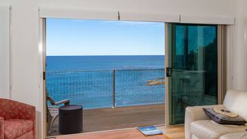 Smart-TV, DVD-Player, Bücher, Musikbibliothek