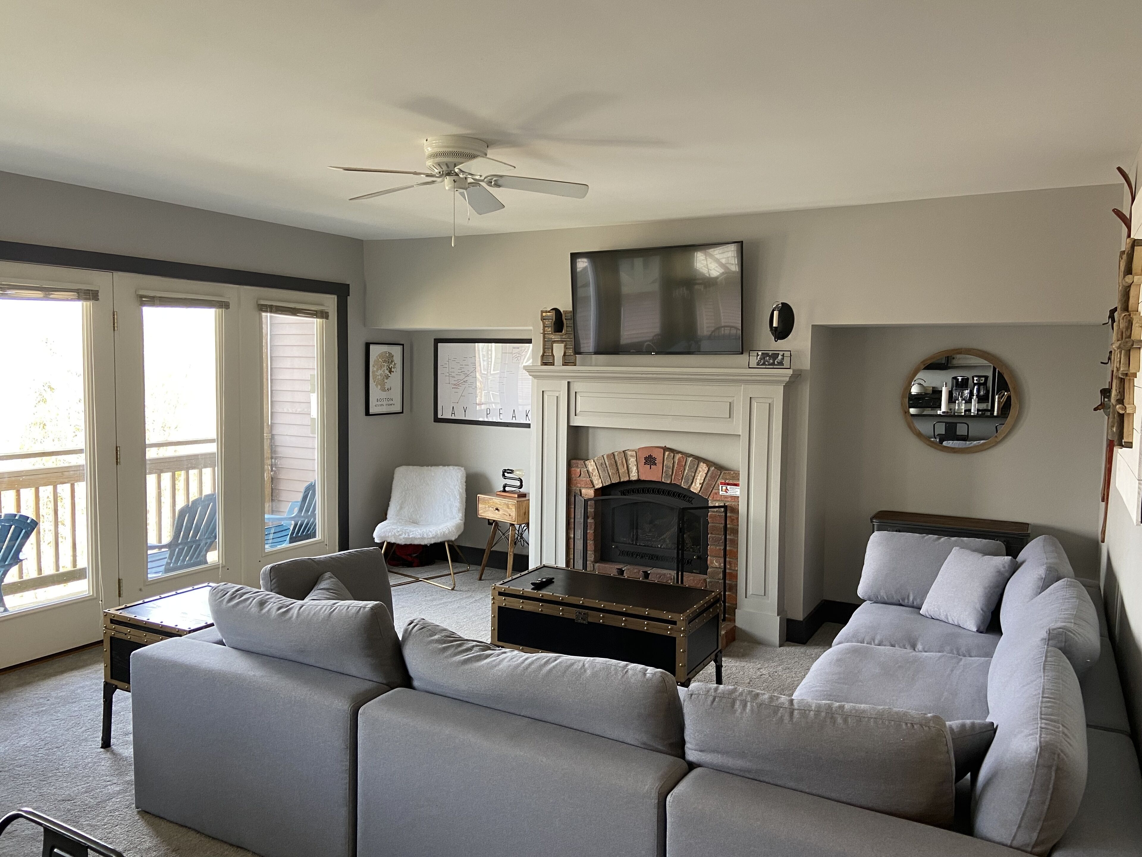 Jay Peak 4 Bedroom/4 Bath Ski-in/Ski-out Condo with lockout 2 Bedroom option