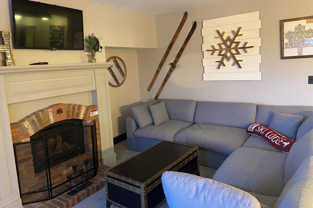 Jay Peak 4 Bedroom/4 Bath Ski-in/Ski-out Condo with lockout 2 Bedroom option