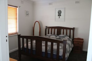 3 bedrooms, iron/ironing board, bed sheets