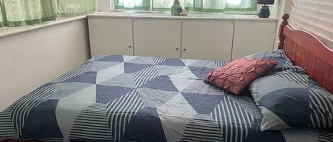 Strykjärn/strykbräda och sängkläder