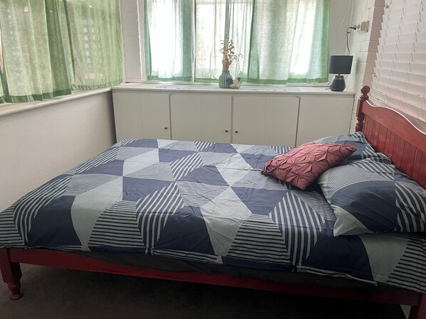 Iron/ironing board, bed sheets