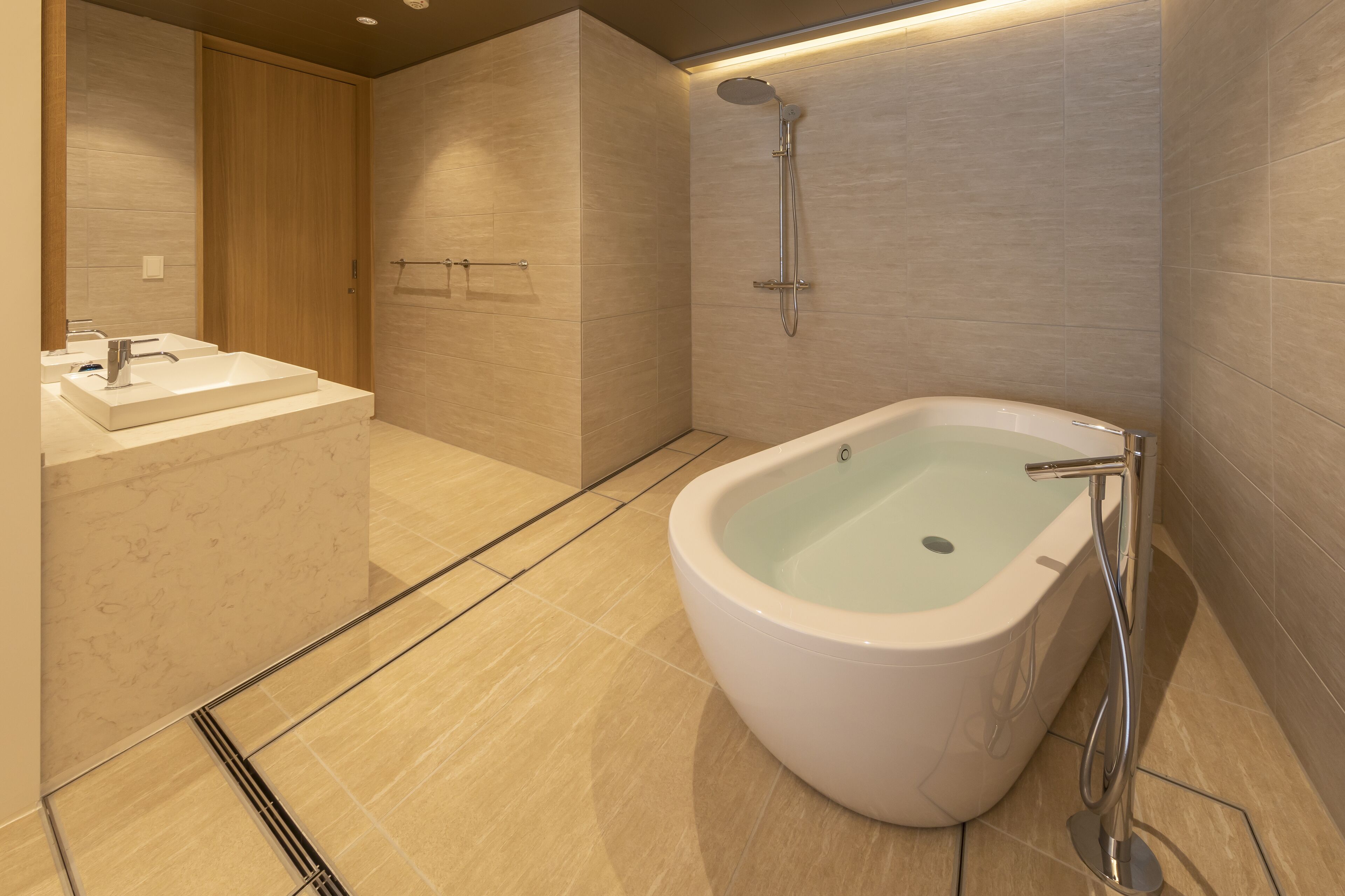 junior suite | bathroom | separate bathtub and shower, deep-soaking bathtub, free toiletries